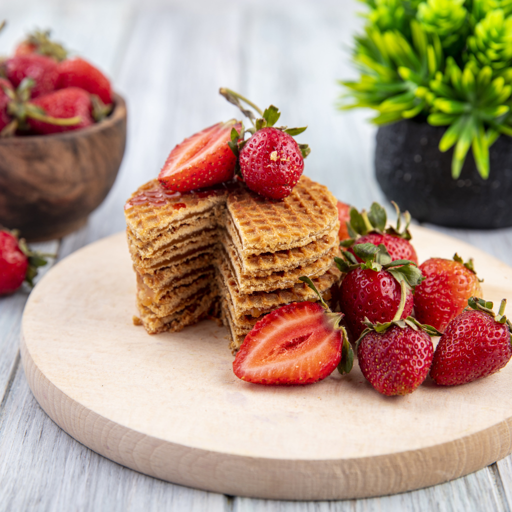 Сладкие хрустящие вафли с ягодами клубники