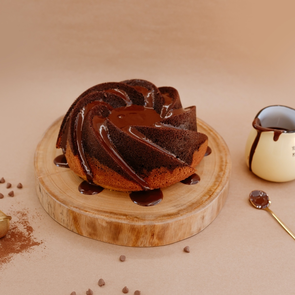 Сладкая выпечка в шоколадной глазури