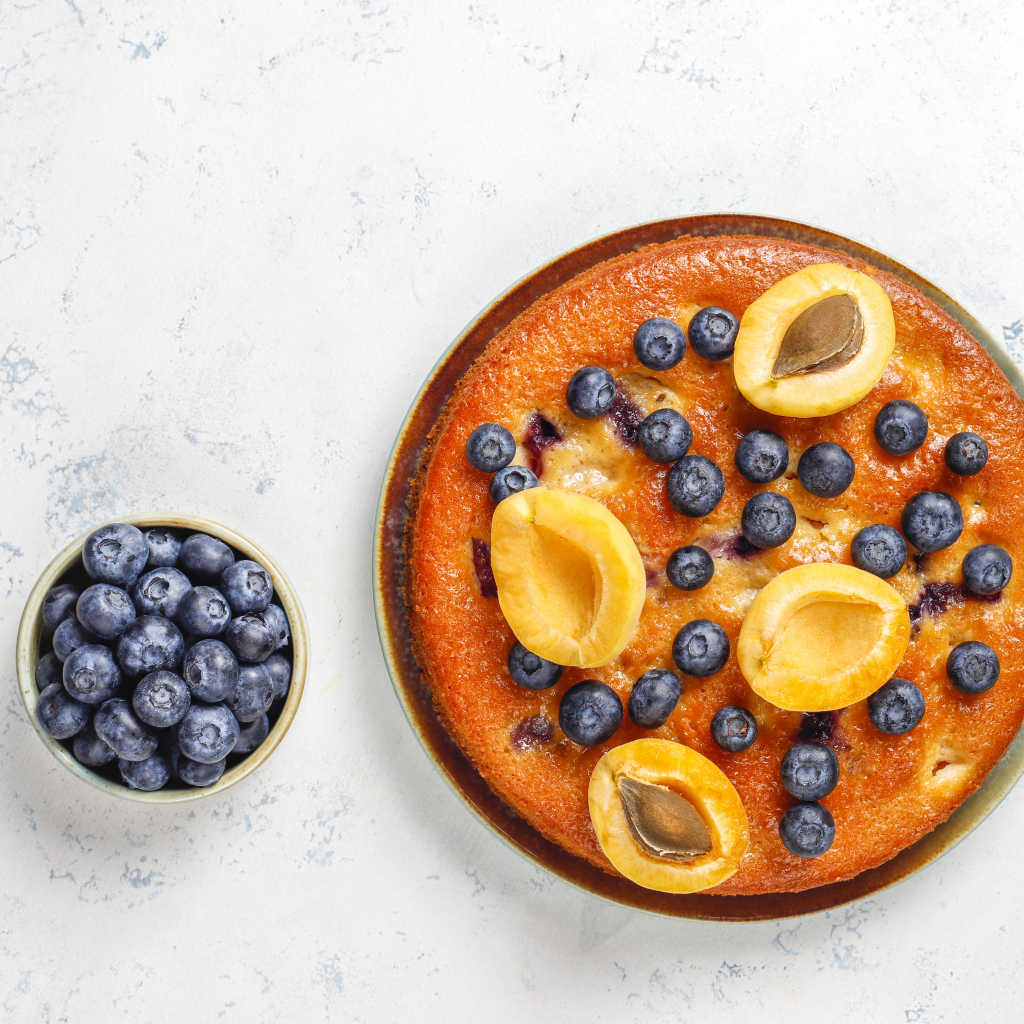 Сладкий пирог с абрикосами и ягодами черники 