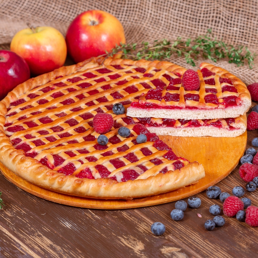 Сладкий пирог с ягодами малины, черники и яблоками