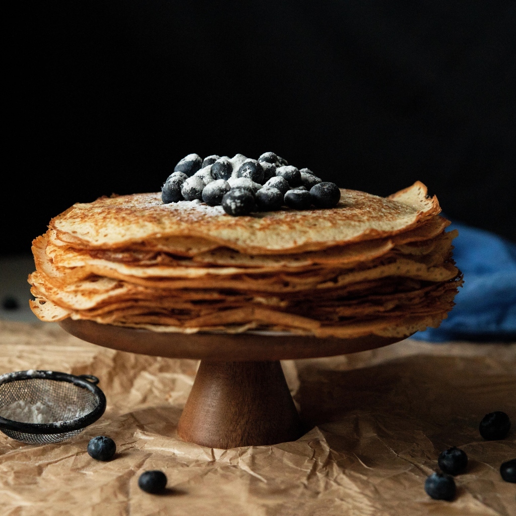 Тонкие сладкие блинчики с ягодами черники и сахарной пудрой