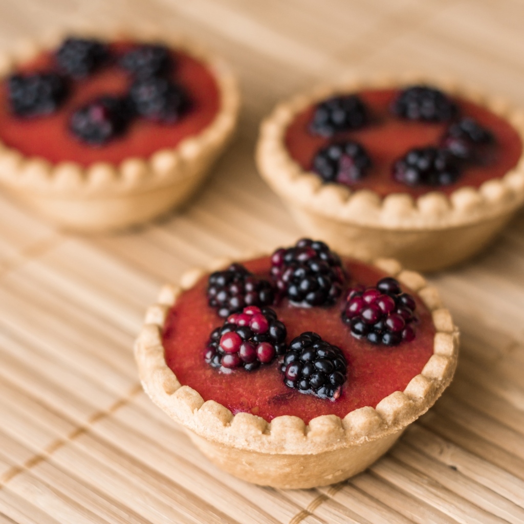 Три пирожных с ягодами и кремом