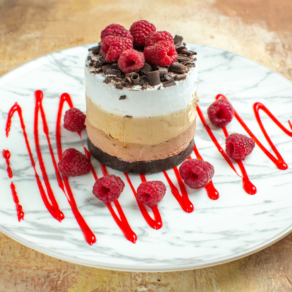 Торт три шоколада с ягодами малины