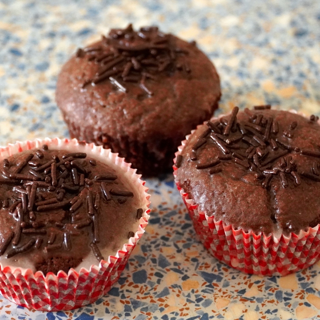 Три шоколадных маффина на столе