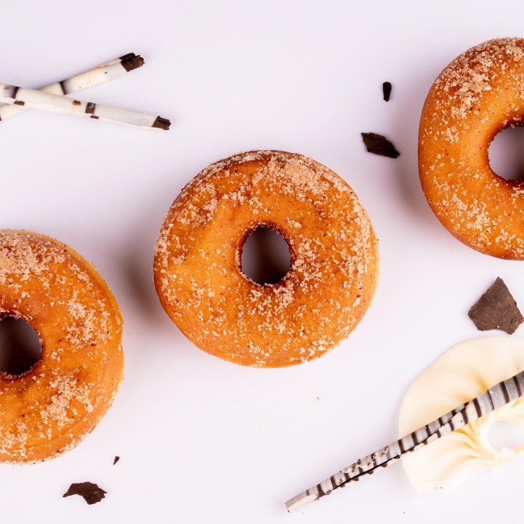 Три доната на белом фоне