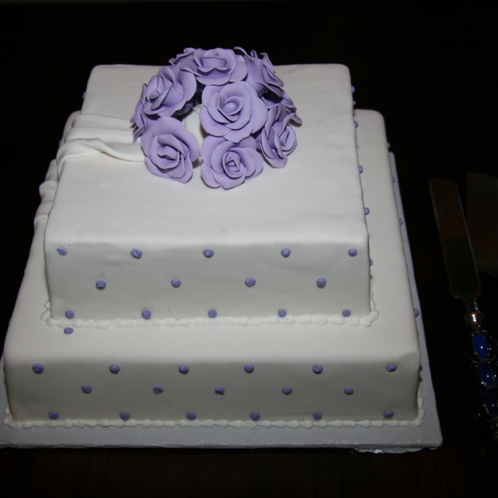 Свадебный торт с мастикой на черном фоне