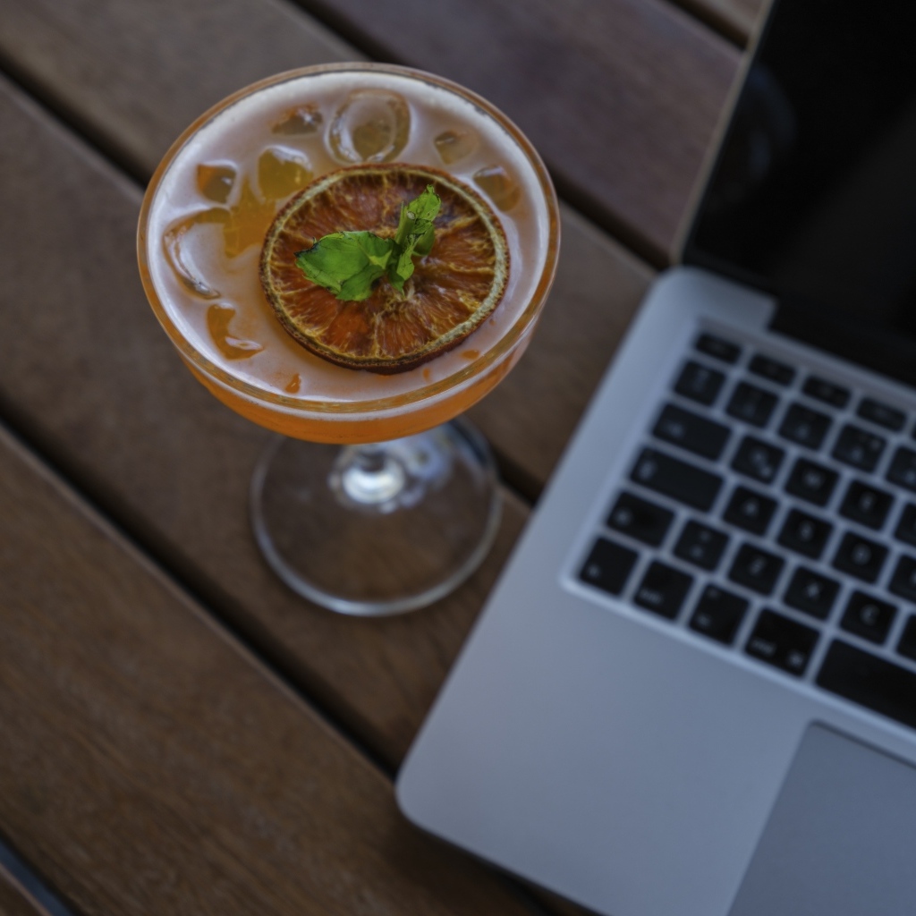 Коктейль со льдом у ноутбука