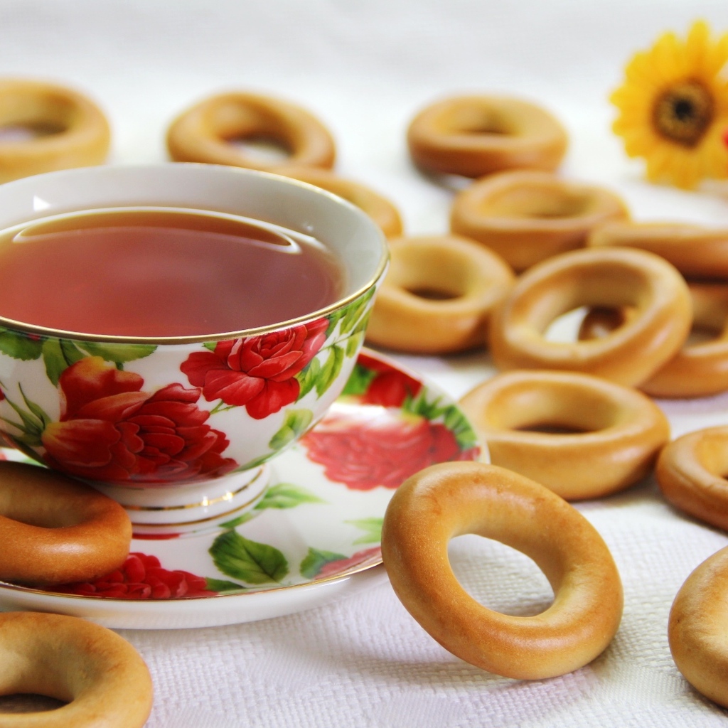 Чашка чая на столе с бубликами