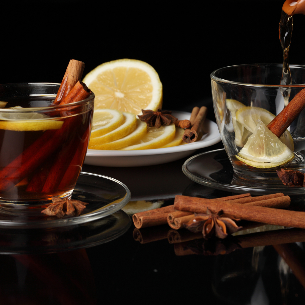 Ароматный чай с корицей и кусочками лимона