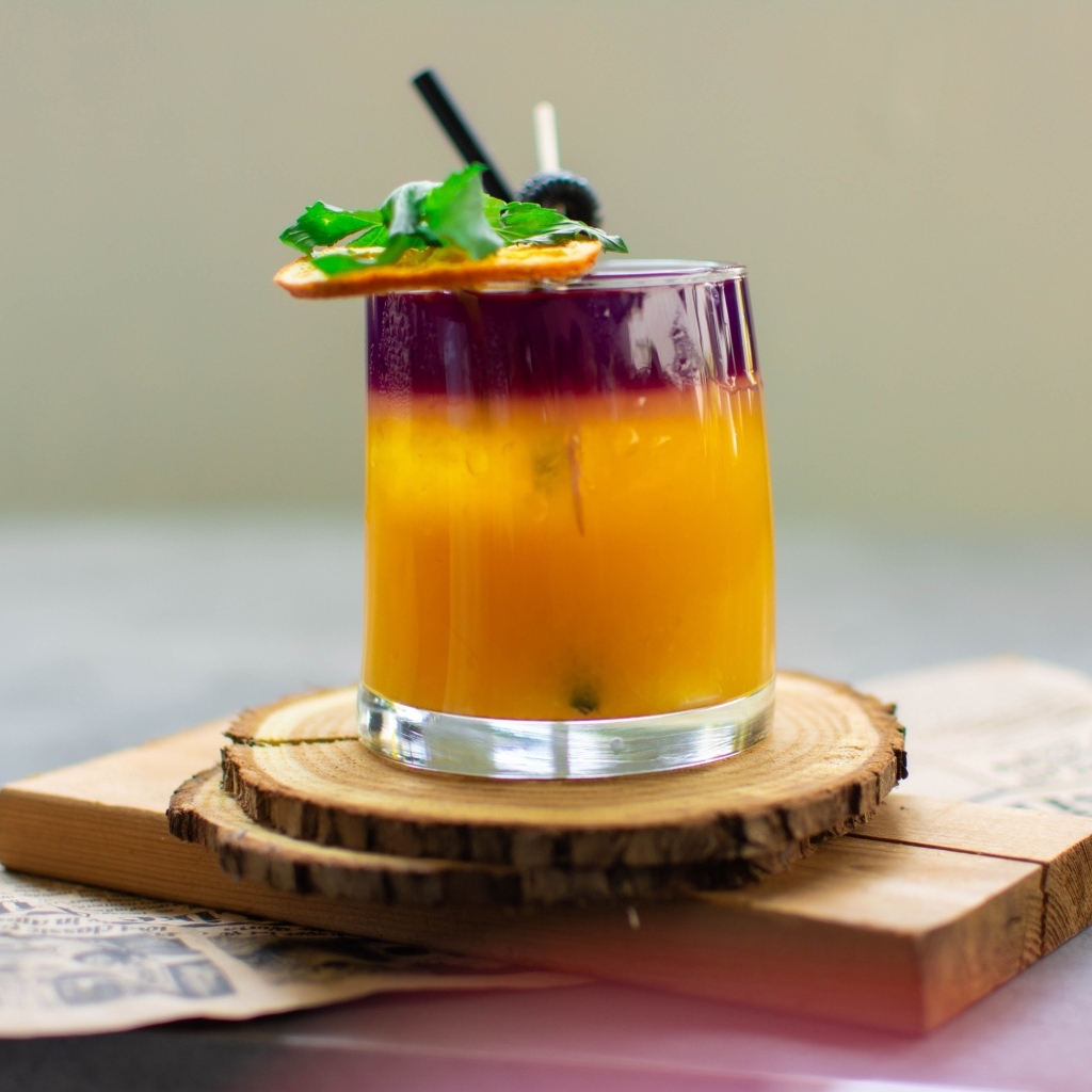 Стакан напитка на деревянной подставке