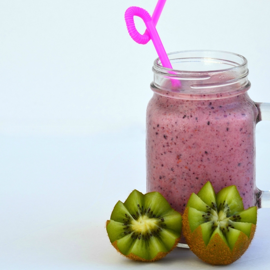 Розовый ягодный смузи на столе с киви