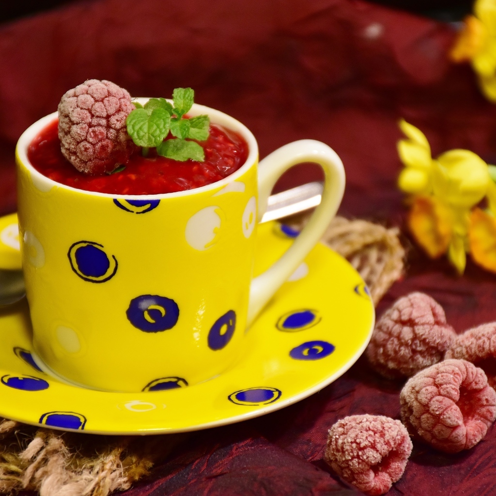 Малиновый сорбет в желтой чашке