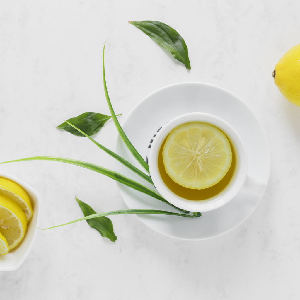 Чай в чашке на столе с кислым лимоном