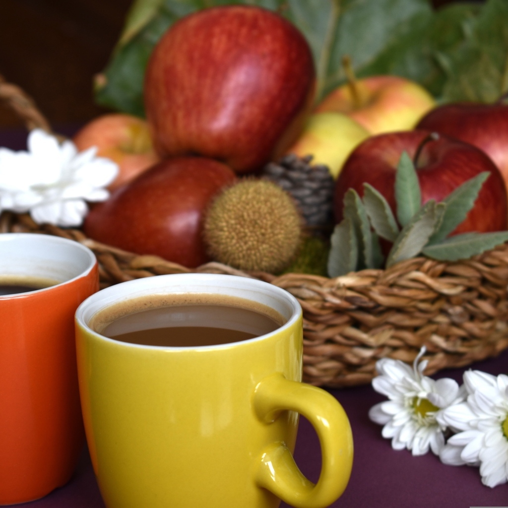 Две чашки кофе на столе с фруктами