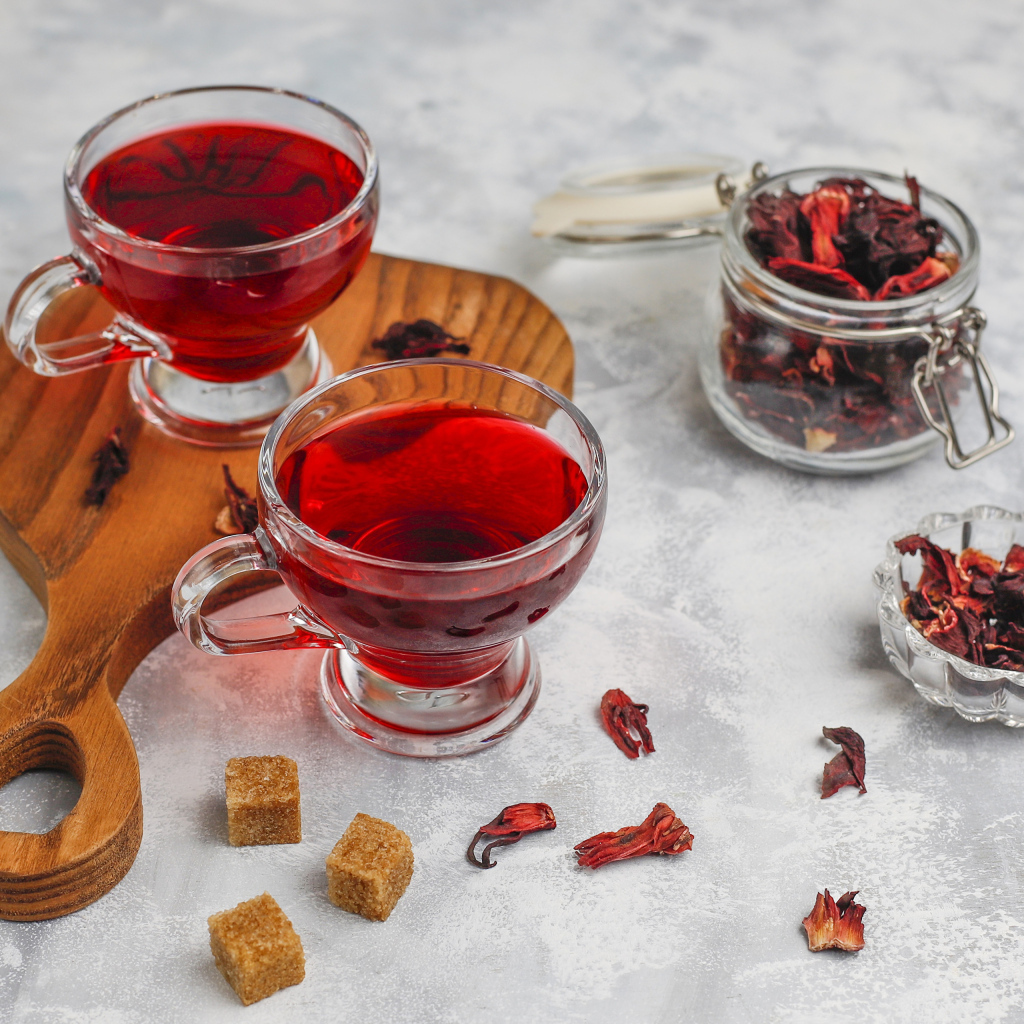 Две чашки чая каркаде на столе с заваркой 