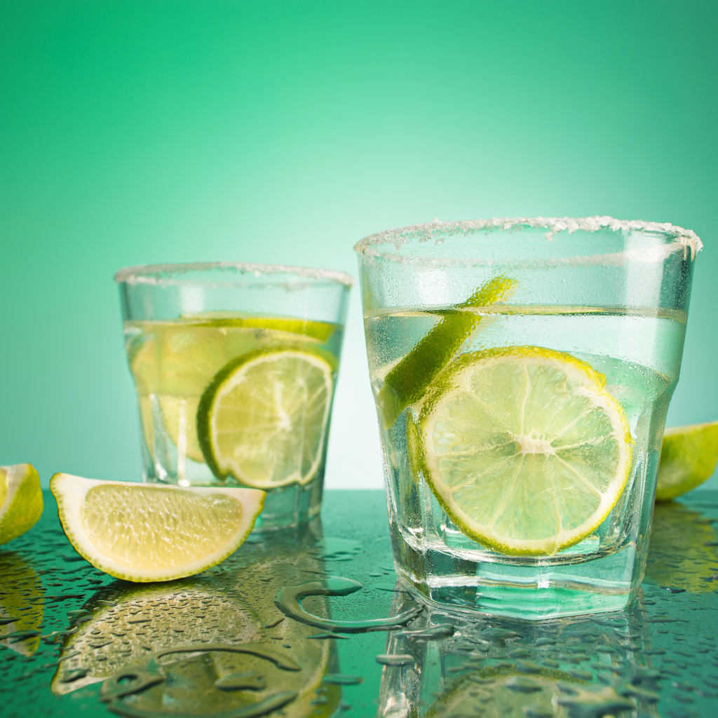 Два стакана коктейля с кусочками лайма