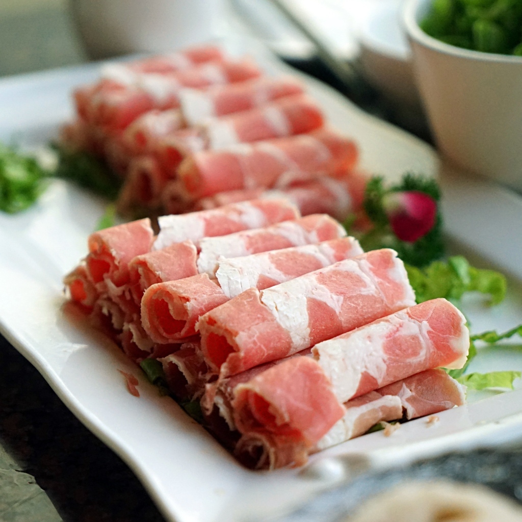 Рулетики из бекона на столе