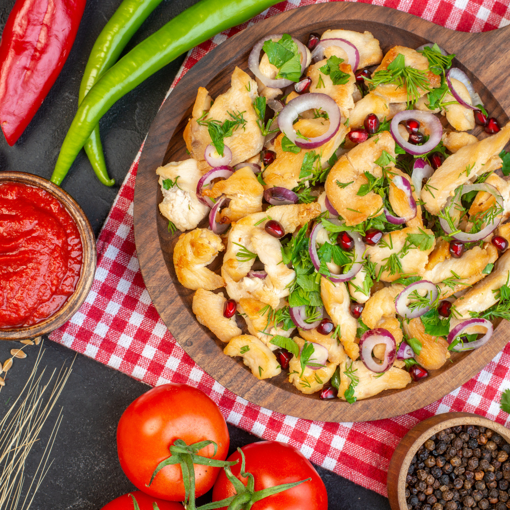 Запеченная курица со специями и соусом на столе