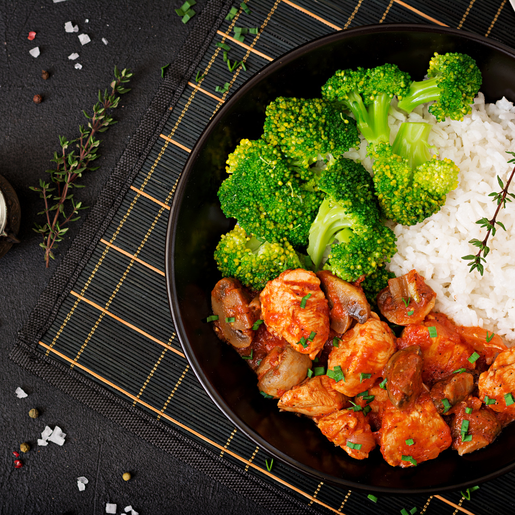 Курица с рисом и брокколи на сковороде