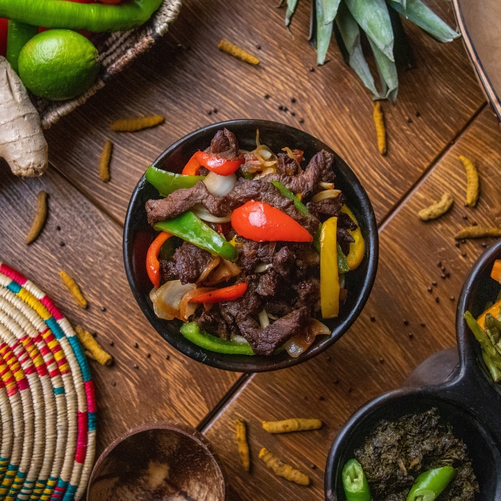 Мясо по корейски с овощами в тарелке на столе