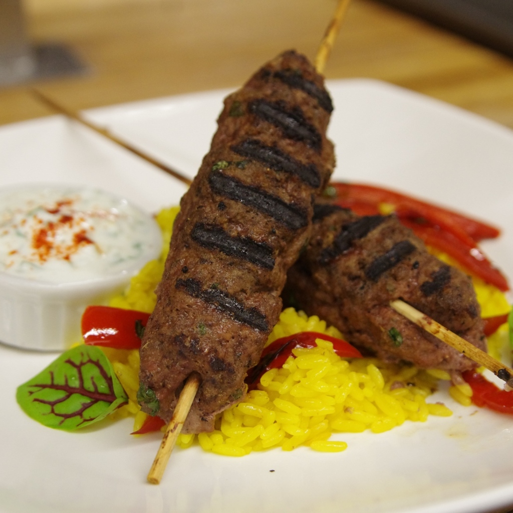 Люля кебаб на тарелке с рисом