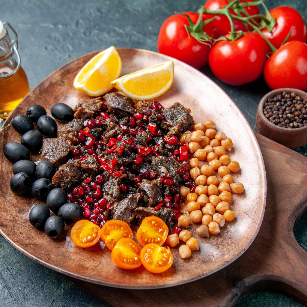 Мясо с овощами на тарелке