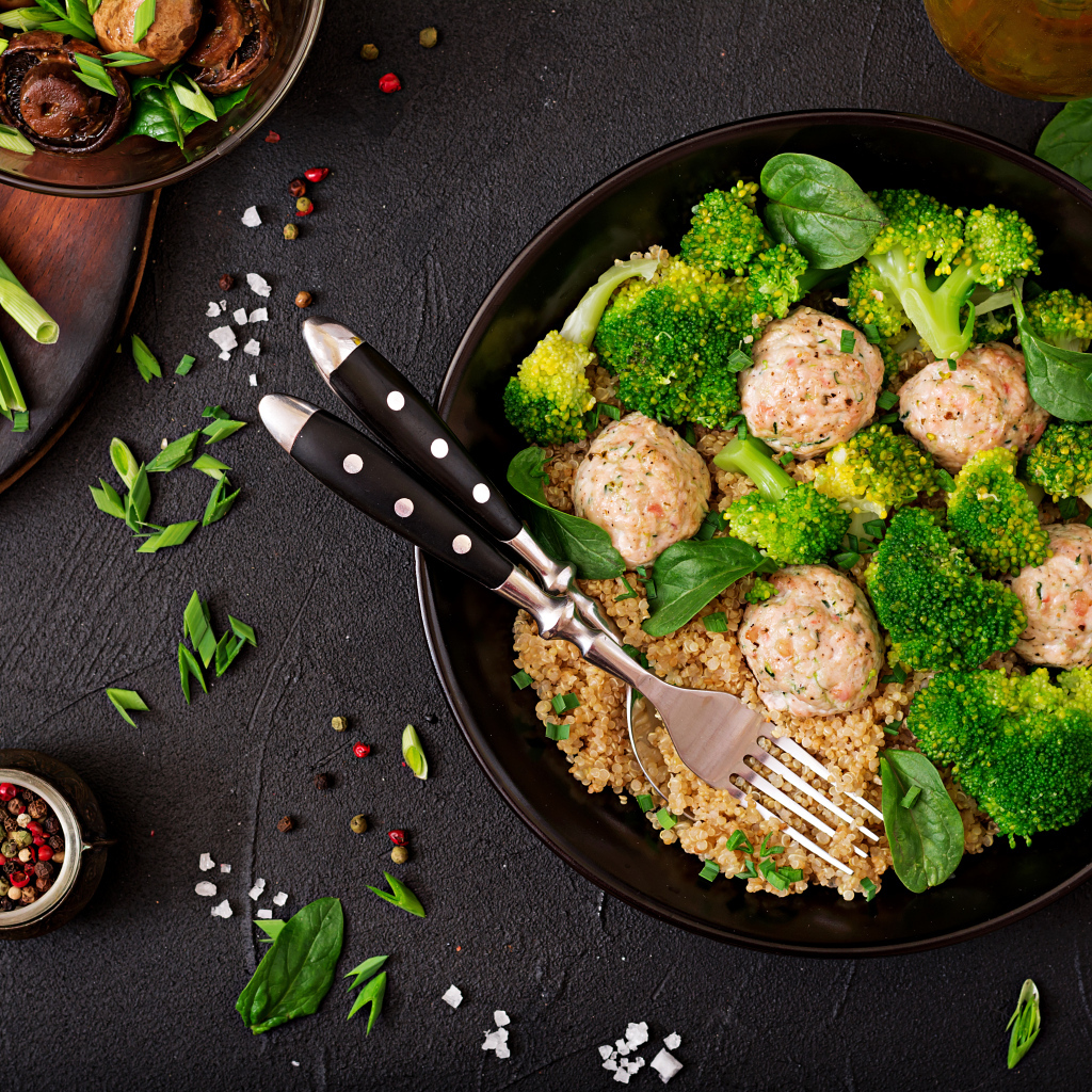 Фрикадельки в сковороде с кашей и брокколи