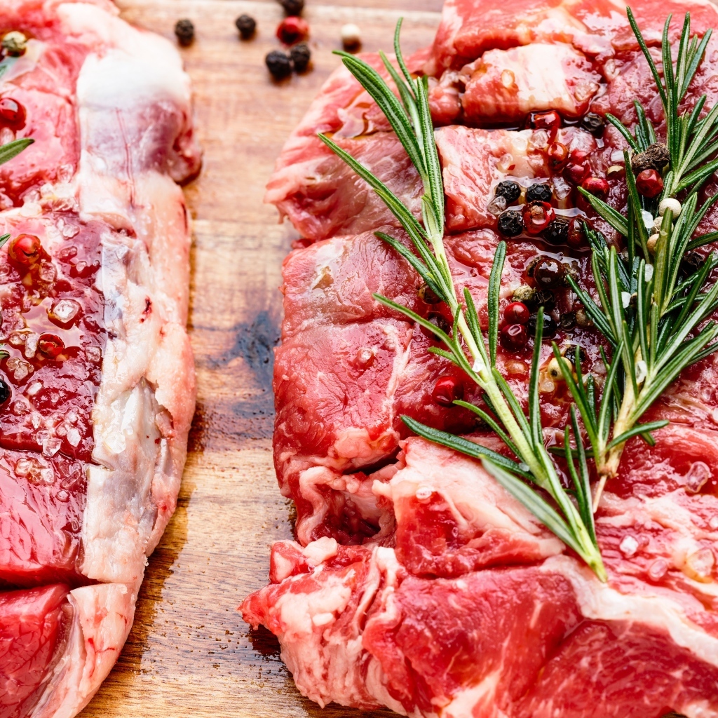 Кусок свежего мяса с перцем и розмарином