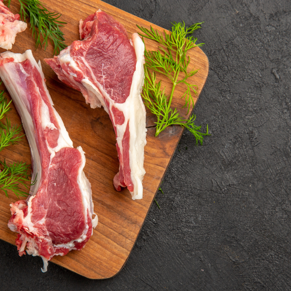 Свиные ребра на разделочной доске с укропом