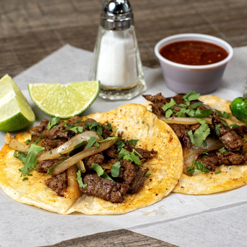 Блюдо тако с лепешками с начинкой