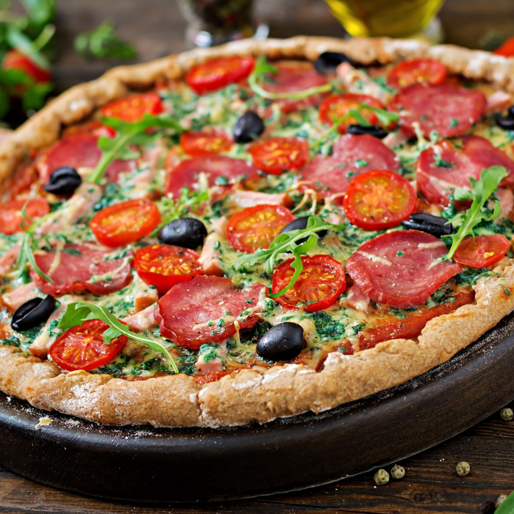 Аппетитная пицца с колбасой и помидорами