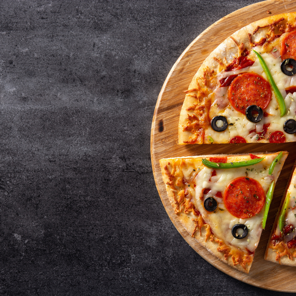 Аппетитная пицца с колбасой на столе