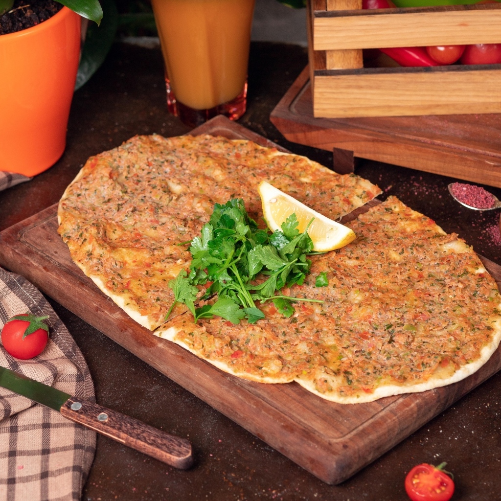 Турецкая пицца Лахмаджун на столе