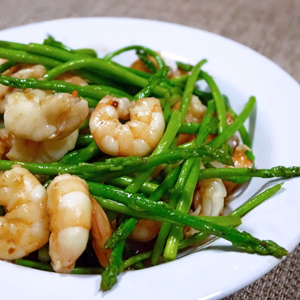 Спаржа с креветками в белой тарелке