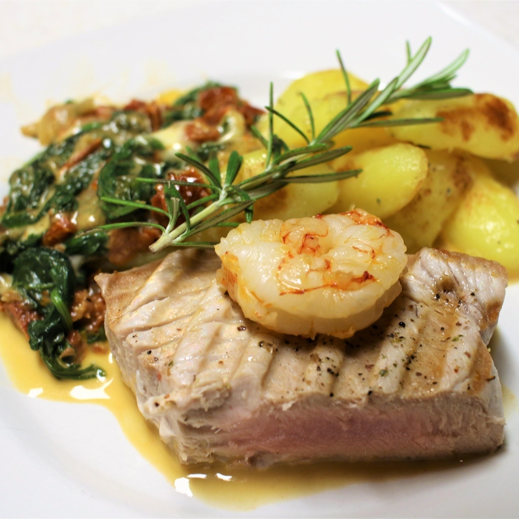 Запеченный тунец на тарелке с овощами