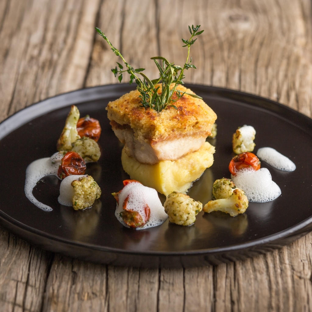 Рыба с овощами на тарелке