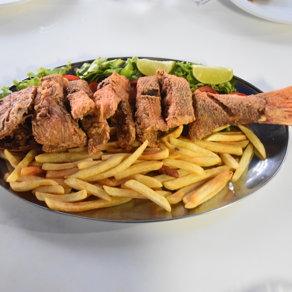 Жареная рыба с картофелем фри и салатом