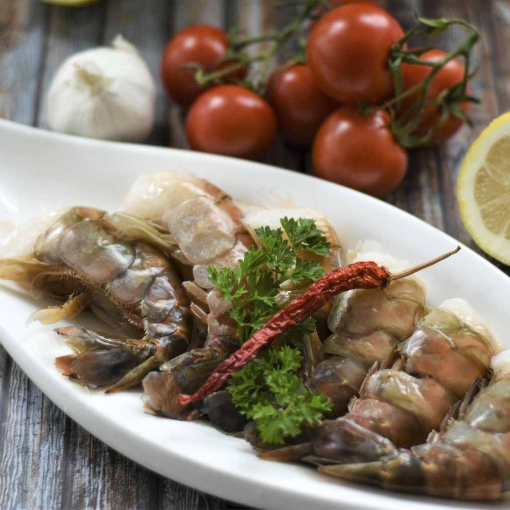 Сырые королевские креветки  на тарелке