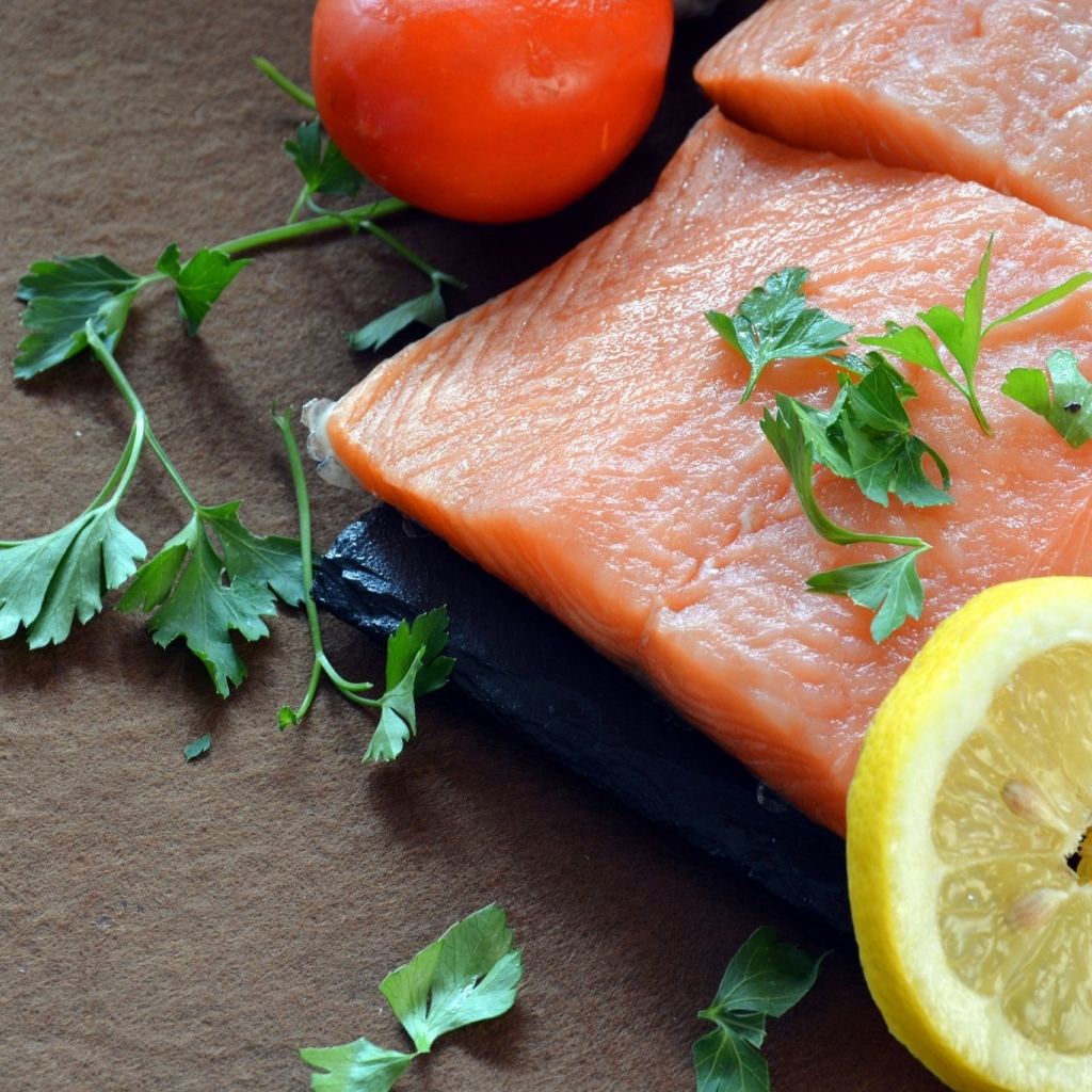 Красная рыба с лимоном и зеленью петрушки