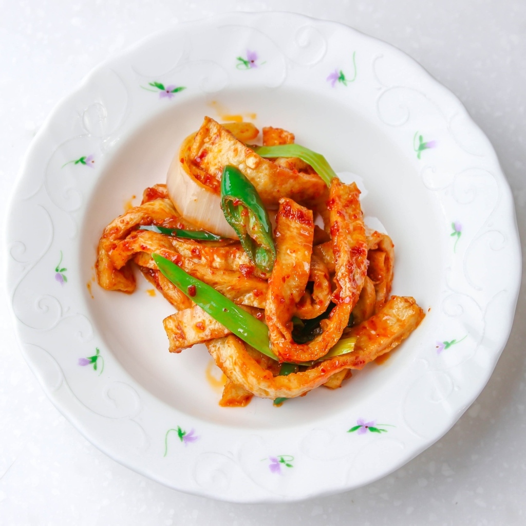 Острая рыба кусочками на тарелке