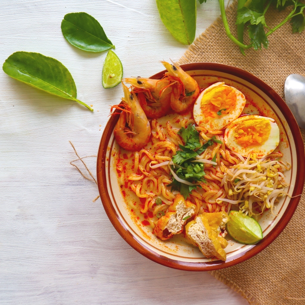 Вермишель с морепродуктами и яйцами