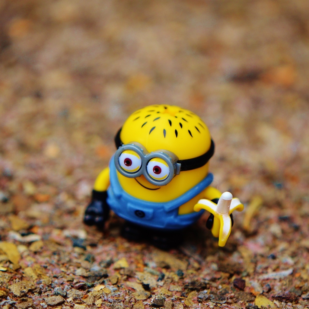 Фигурка миньон на земле