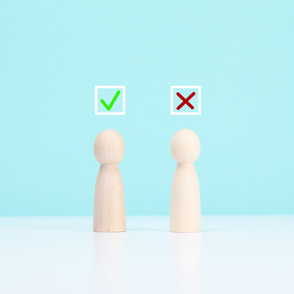 Две кегли с правом выбора на голубом фоне