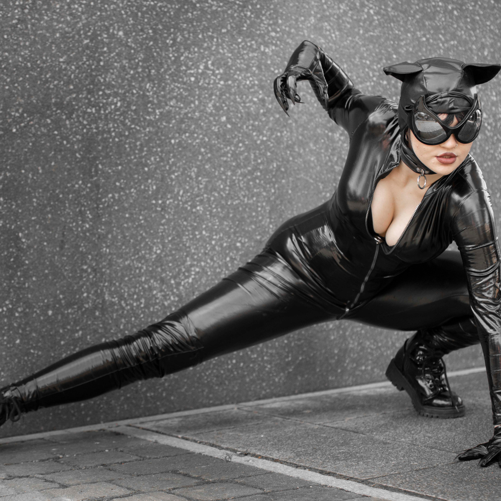 Девушка в кожаном костюме женщины кошки