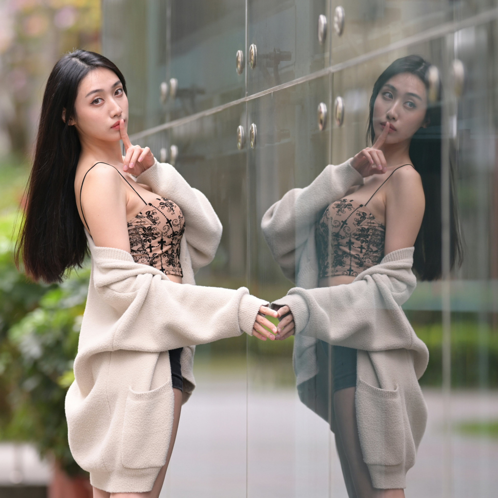 Девушка азиатка просит помолчать