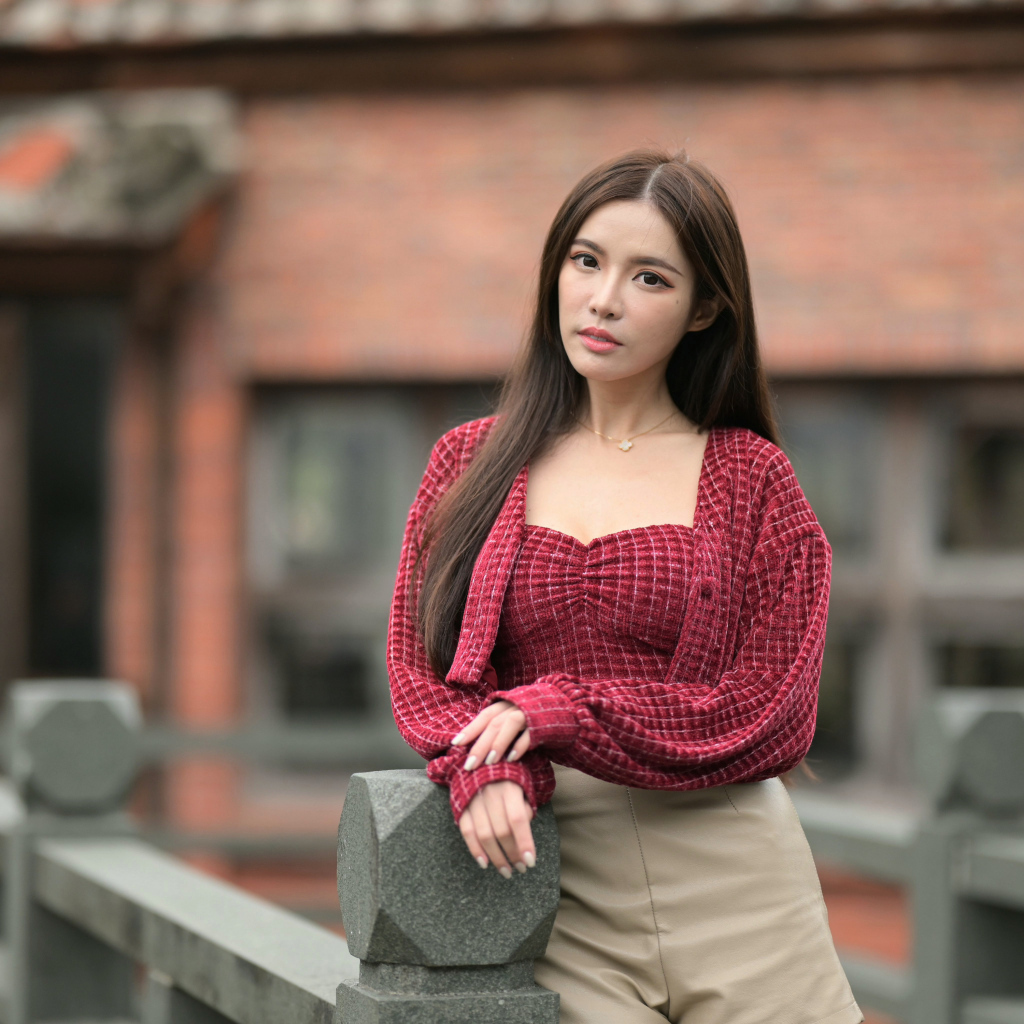Девушка азиатка в красной кофте