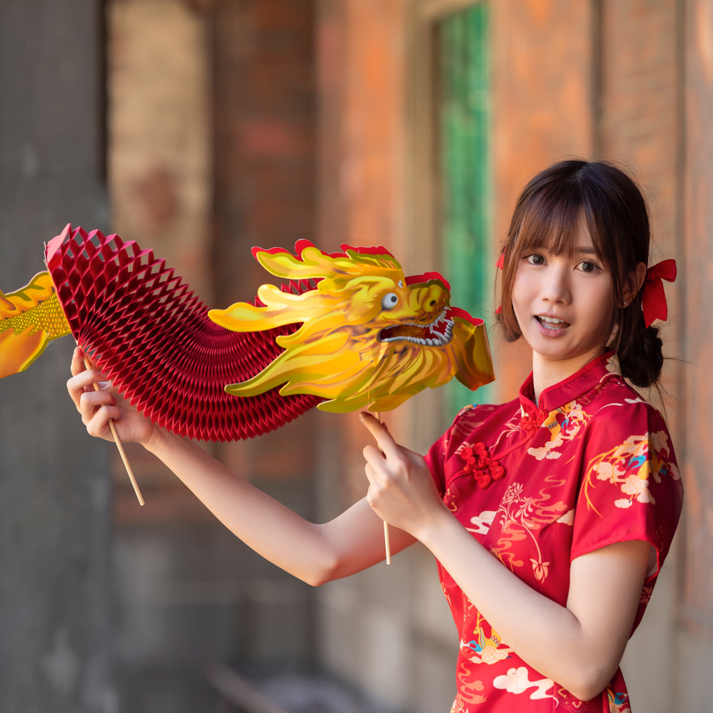 Девушка азиатка с бумажным драконом