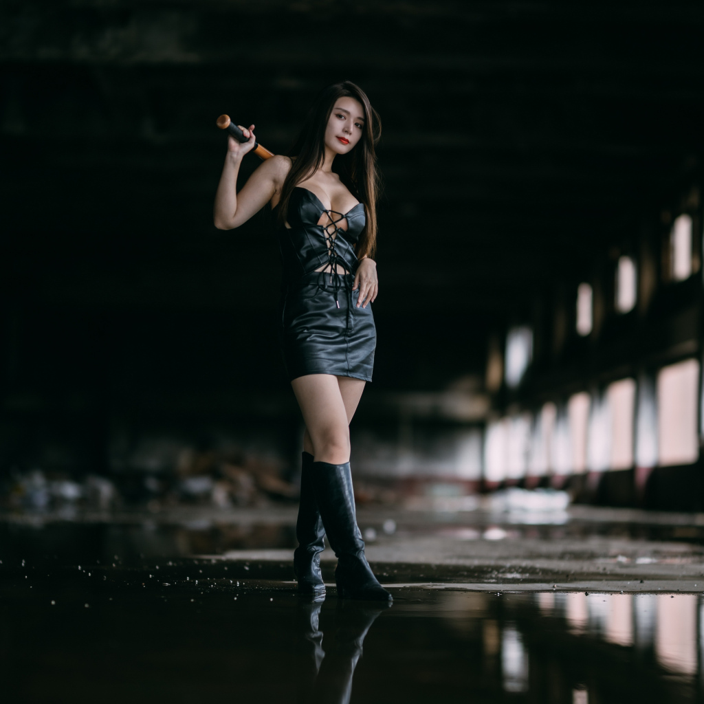 Азиатка в черном кожаном костюме с битой в руках