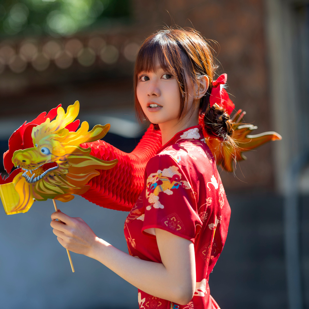 Азиатка в красном платье с бумажным драконом