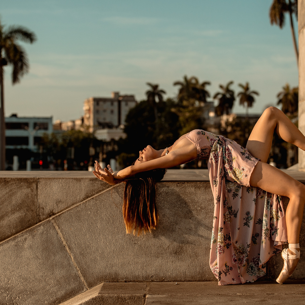 Девушка балерина в платье греется на солнце